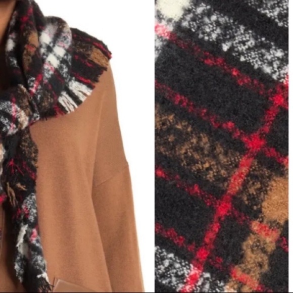 Vince Camuto Ladies Plaid Bouclé Triangle Scarf Timeless Plaid Scarf - Picture 2 of 3